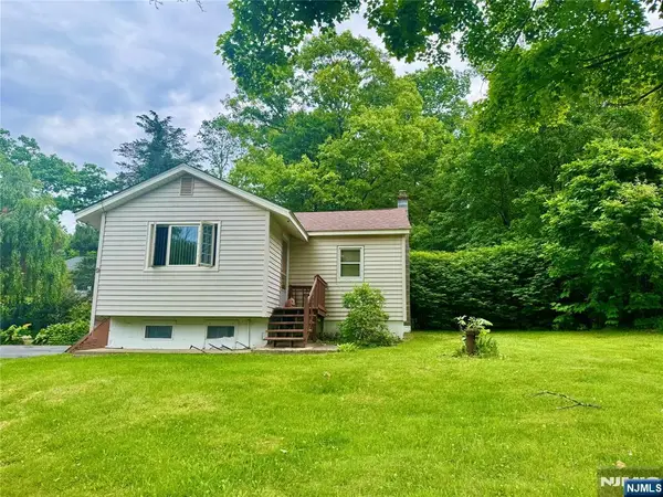 9 Camille Drive, Jefferson Township, NJ 07849