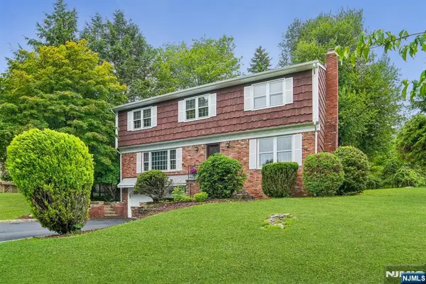 42 Collins Avenue, Ramsey, NJ 07446