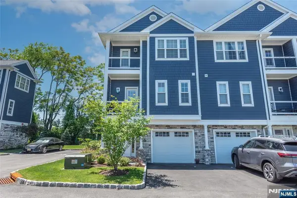 8 Deans Court, Fairfield, NJ 07004