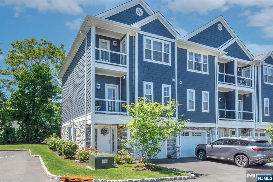8 Deans Court, Fairfield, NJ 07004 - #2