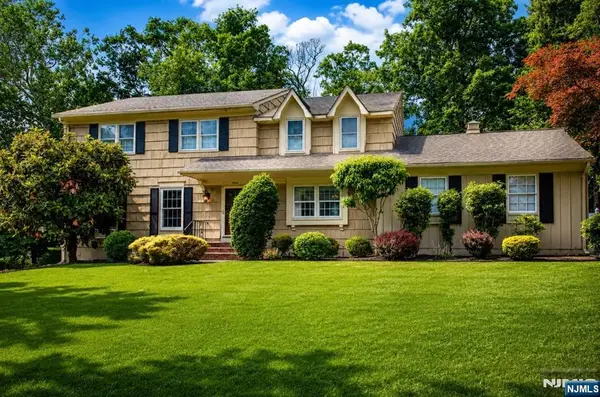 7 Natalie, West Caldwell, NJ 07006