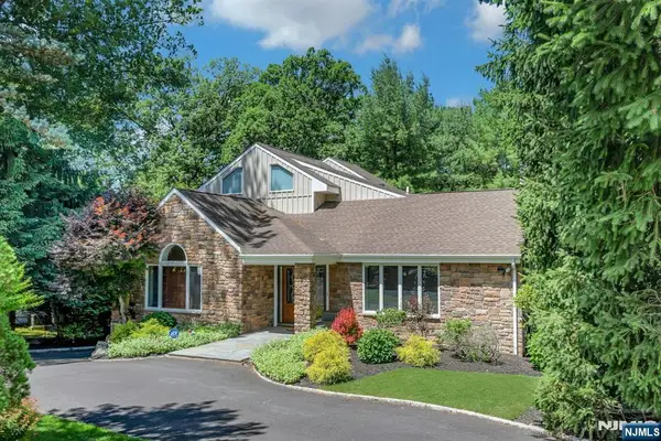 27 Hamilton Drive West, North Caldwell, NJ 07006