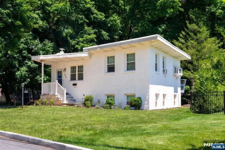 221 Lakeview Drive, Ridgewood, NJ 07450 - #2