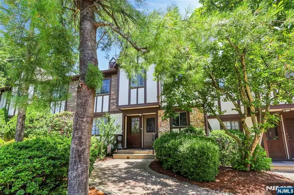 203 Mark Twain Way, Mahwah, NJ 07430