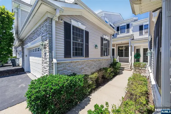 6 Schweinberg Drive R, Roseland, NJ 07068