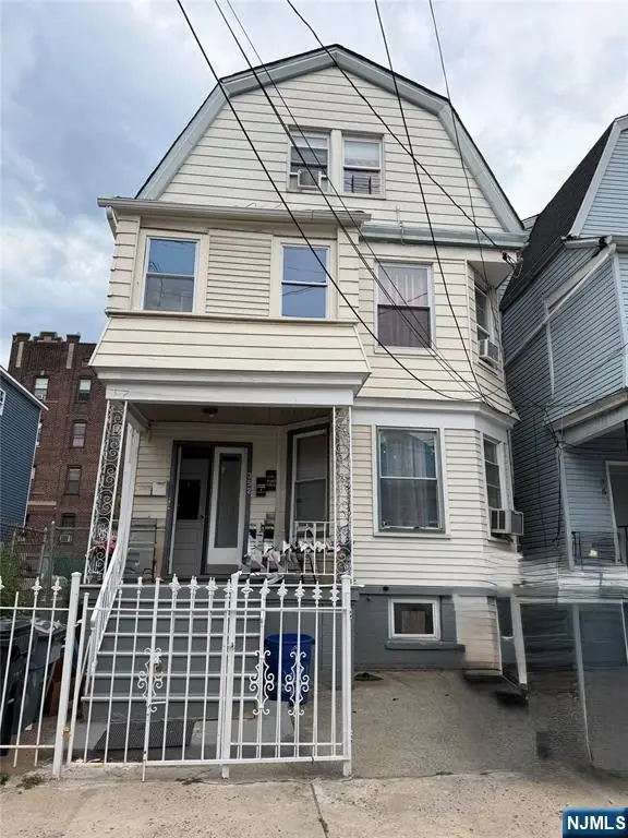 352 7th Street, Newark, NJ 07107