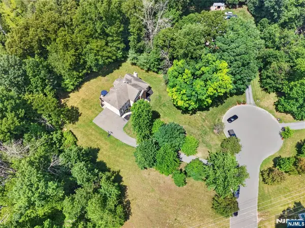 11 Whispering Woods Lane, Sparta, NJ 07871