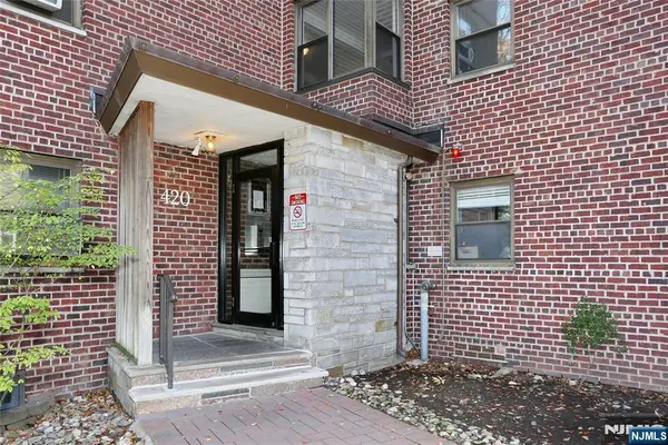 420 Park Place 1H, Fort Lee, NJ 07024