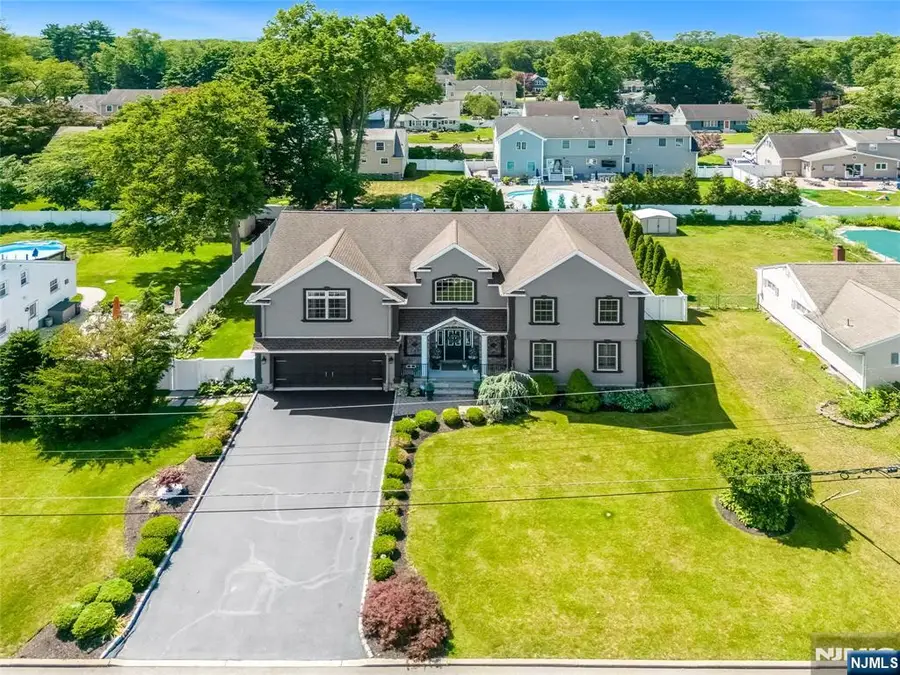 8 Ferndale Place, Pompton Plains, NJ 07444 - #3