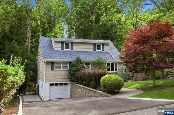 49 Pawnee Avenue, Oakland, NJ 07436
