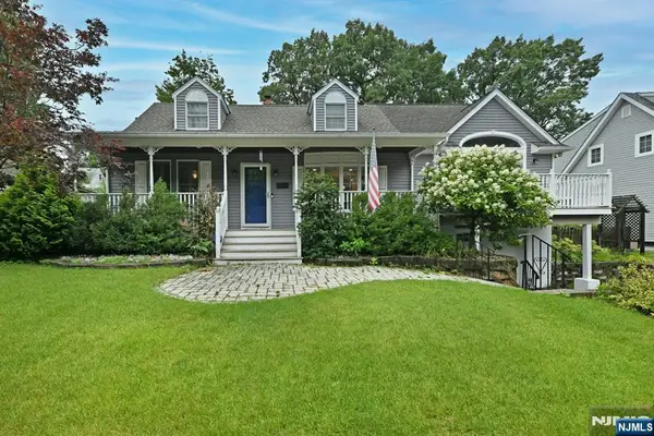 211 Spruce Street, Midland Park, NJ 07432