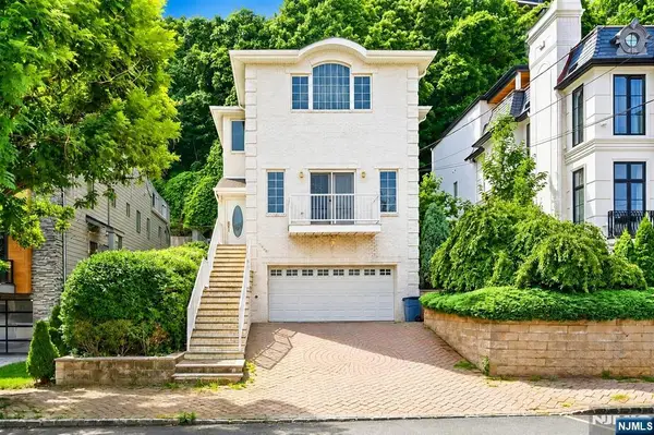 750 Undercliff Avenue, Edgewater, NJ 07020