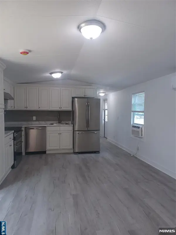 3rd st 15, Wayne, NJ 07420