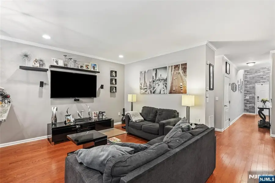 18 Bahr Circle, Verona, NJ 07044 - #2