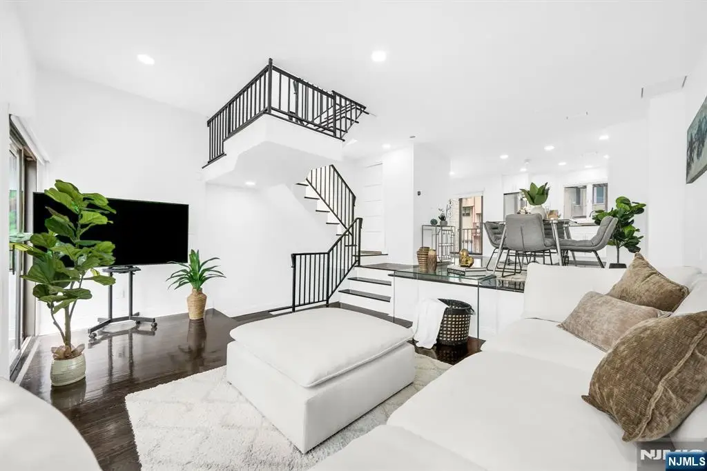 20 Veterans Way, Edgewater, NJ 07020 - #1