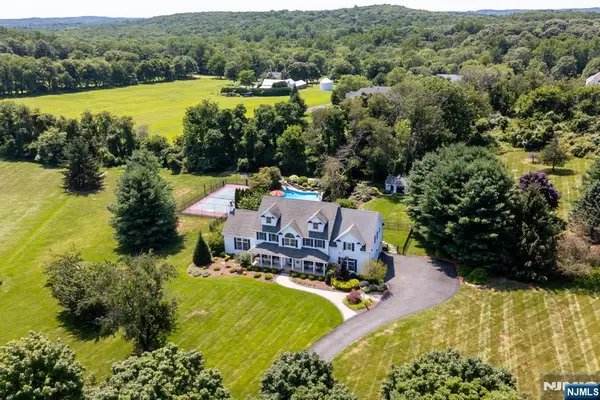 5 Sun Valley Way, Washington Township, NJ 07853