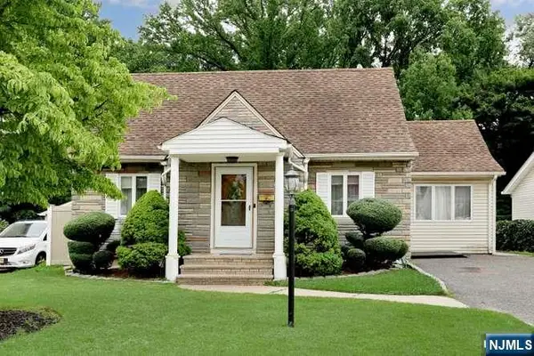 212 Washington Avenue, Elmwood Park, NJ 07407