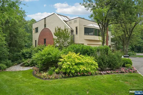 25 Daniel Court, Ridgewood, NJ 07450