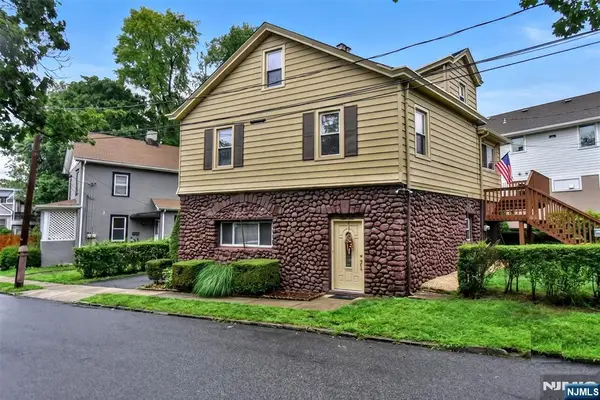 7 Lafayette Place, Waldwick, NJ 07463