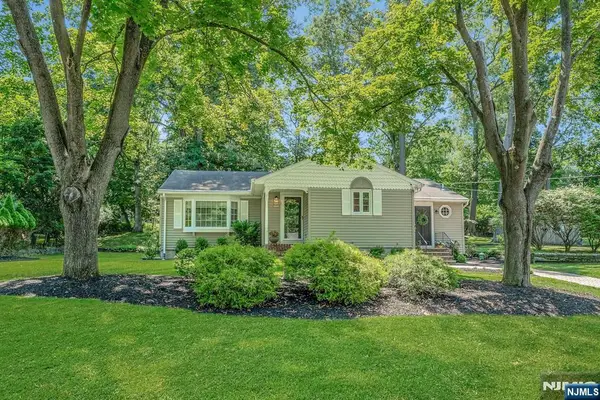 21 Hickory Drive, Oakland, NJ 07436