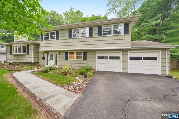 17 Billingsley Drive, Livingston, NJ 07039