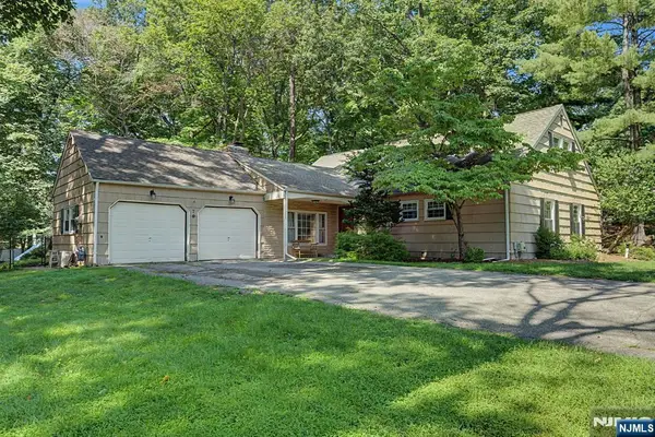 7 Commanche Trail, Oakland, NJ 07436