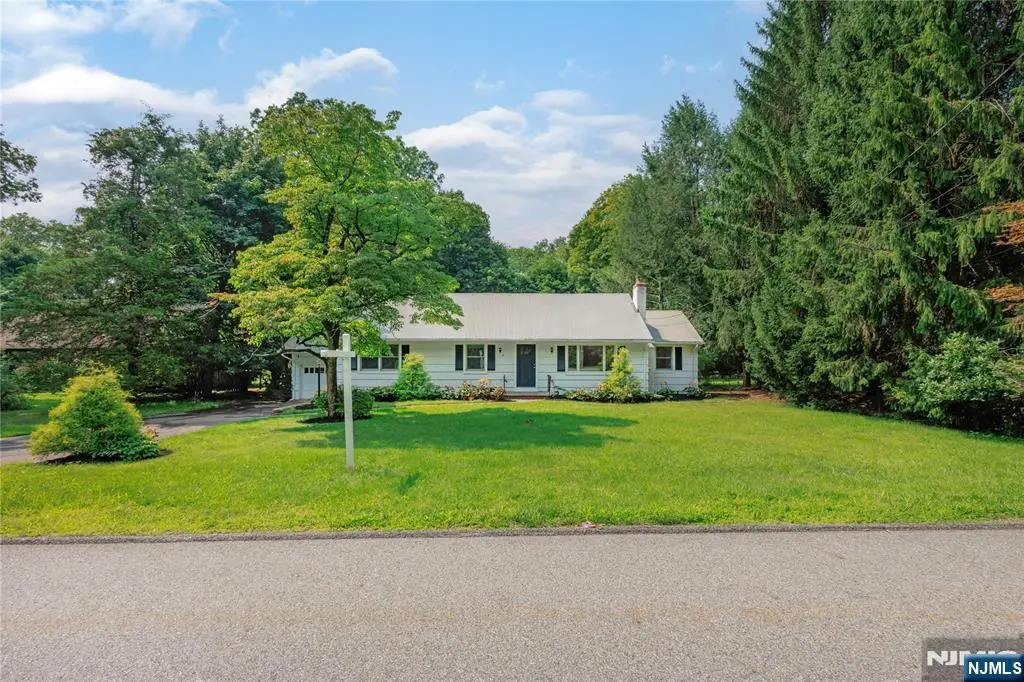 16 Dater Lane, Saddle River, NJ 07458 - #1