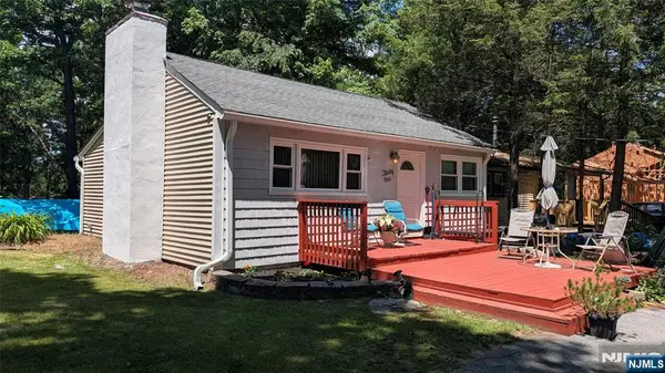 31 Hewitt Road, West Milford, NJ 07421