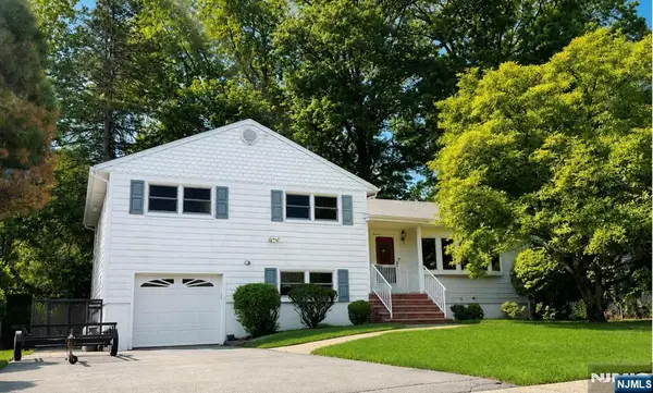 51 Earnshaw Place, Clifton, NJ 07013