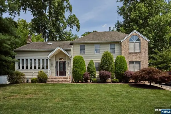 2 Cayuga Trail, Wayne, NJ 07470