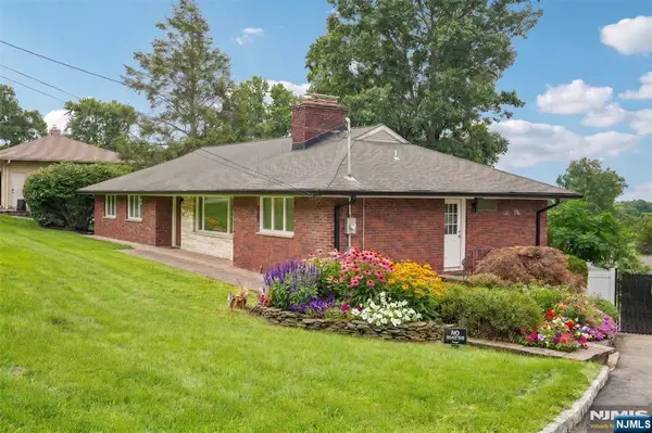 31 Surrey Drive, Wayne, NJ 07470
