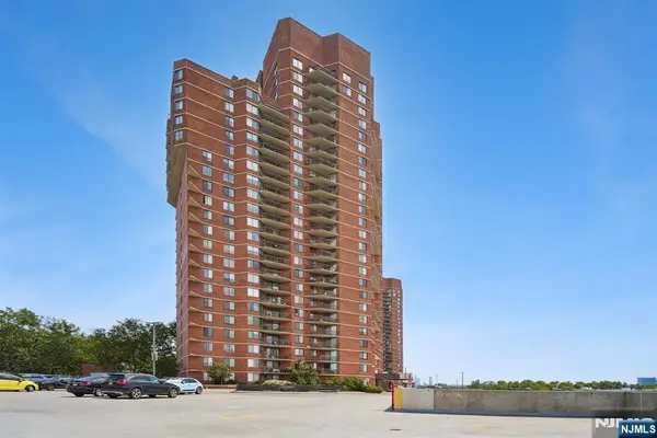 627 Harmon Cove Tower, Secaucus, NJ 07094