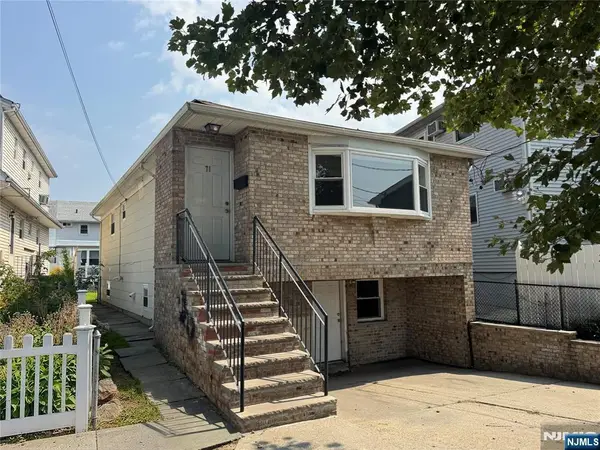 71 Suburbia Court, Jersey City, NJ 07305