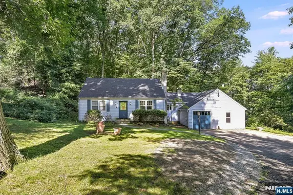 2 Nydam Lane, Franklin Lakes, NJ 07417