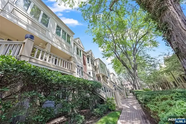 10 Lenox Court, Fort Lee, NJ 07024