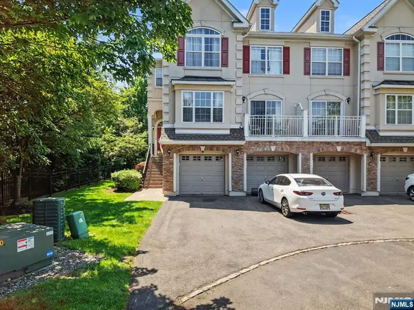 180 Blue Heron 180, Secaucus, NJ 07094