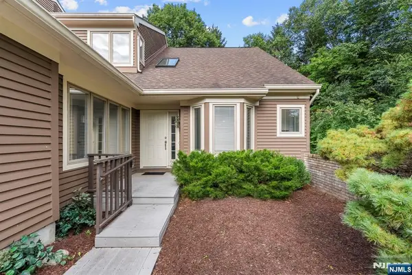 239 Westervelt Lane, Mahwah, NJ 07430
