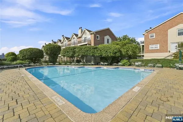 200 Grand Cove Way 4J, Edgewater, NJ 07020