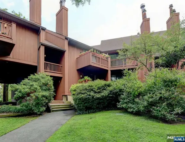 590 Sanderling Court 590, Secaucus, NJ 07094