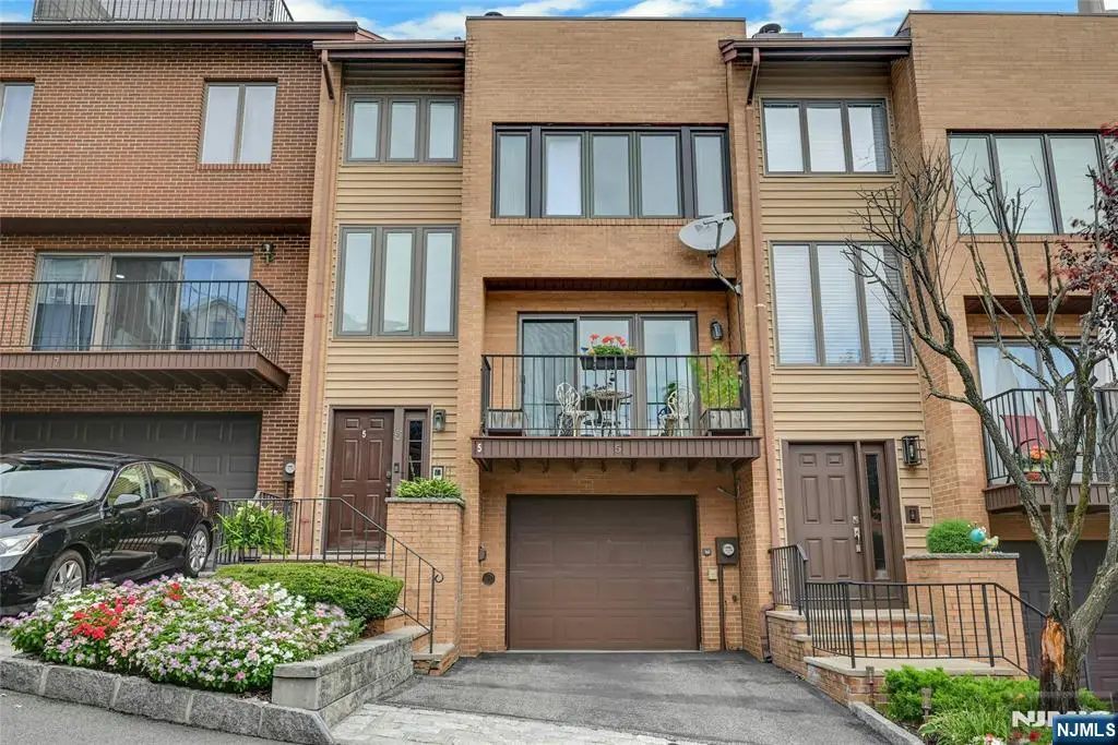 5 Yorkview Drive, Edgewater, NJ 07020 - #1