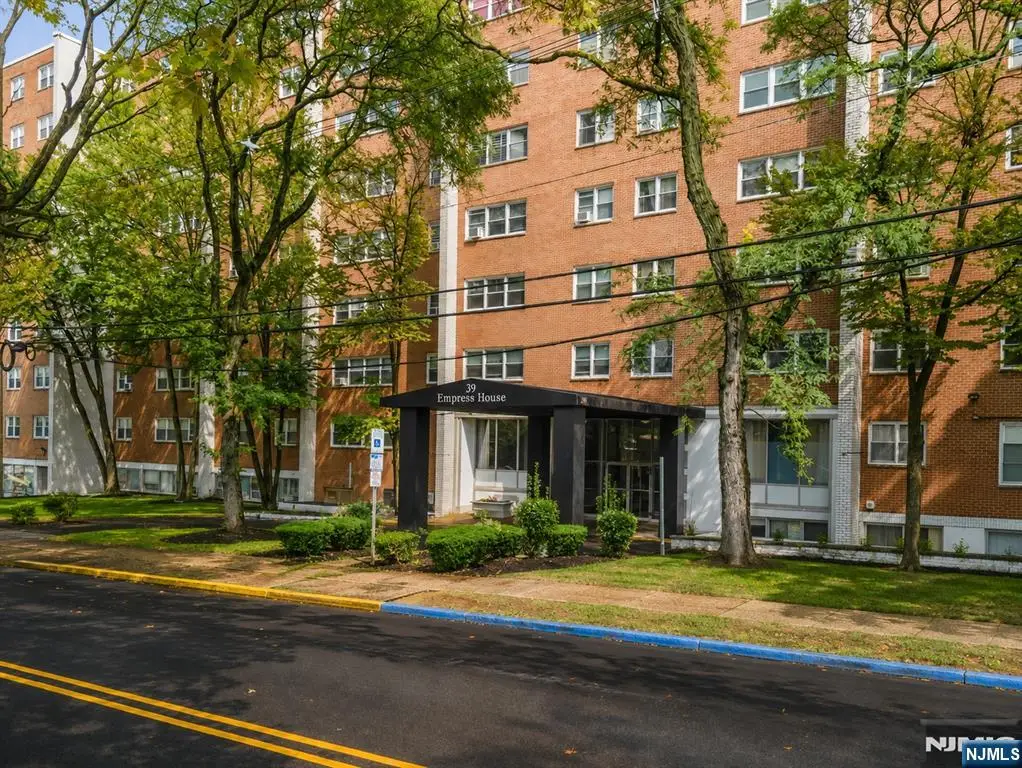 39 E 39th Street 2J, Paterson, NJ 07514 - #1
