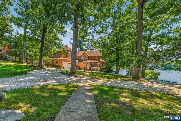 90 Ithanell Road, Hopatcong, NJ 07843