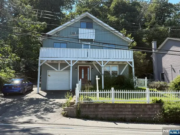 208 Maxim Drive, Hopatcong, NJ 07843