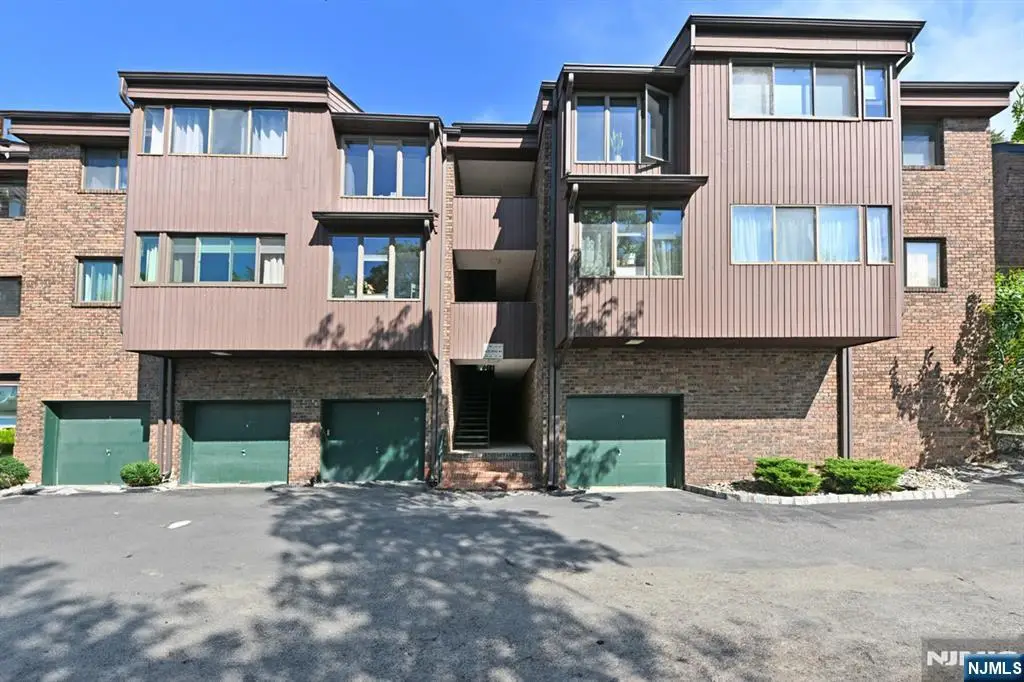107 Indian Hollow Court 107, Mahwah, NJ 07430 - #1