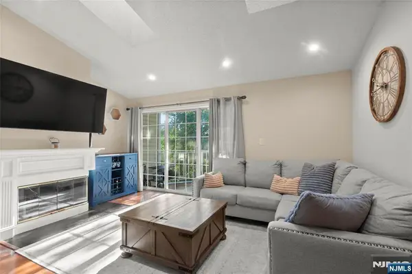 952 Juniper Way, Mahwah, NJ 07430