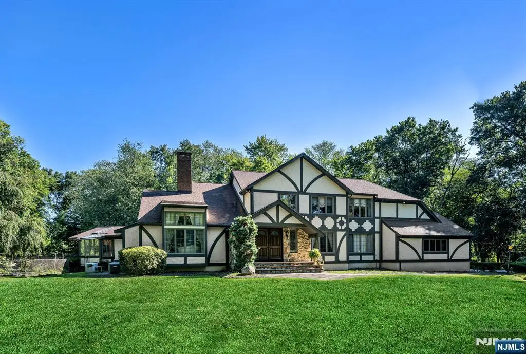 40 Mohegan Trail, Saddle River, NJ 07458 - #1