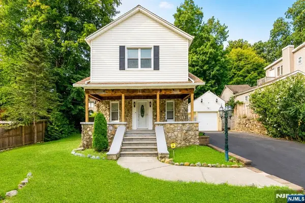 20 Shawnee Road, Hopatcong, NJ 07843