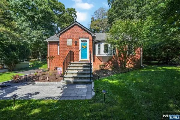 89 Grove Street, Oakland, NJ 07436