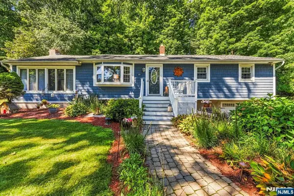 18 Fox Hollow Court, Vernon, NJ 07462