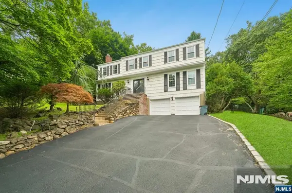 15 Mount Vernon Court, Livingston, NJ 07039